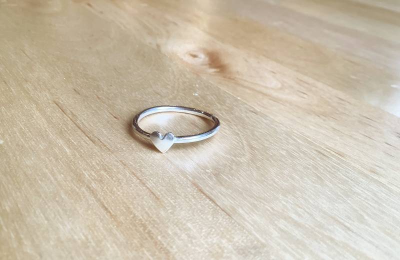 Wunderschön Schlichter, Massiver Sterling Silber Ring Mit Einem Winzigen Herz von Chriscelles