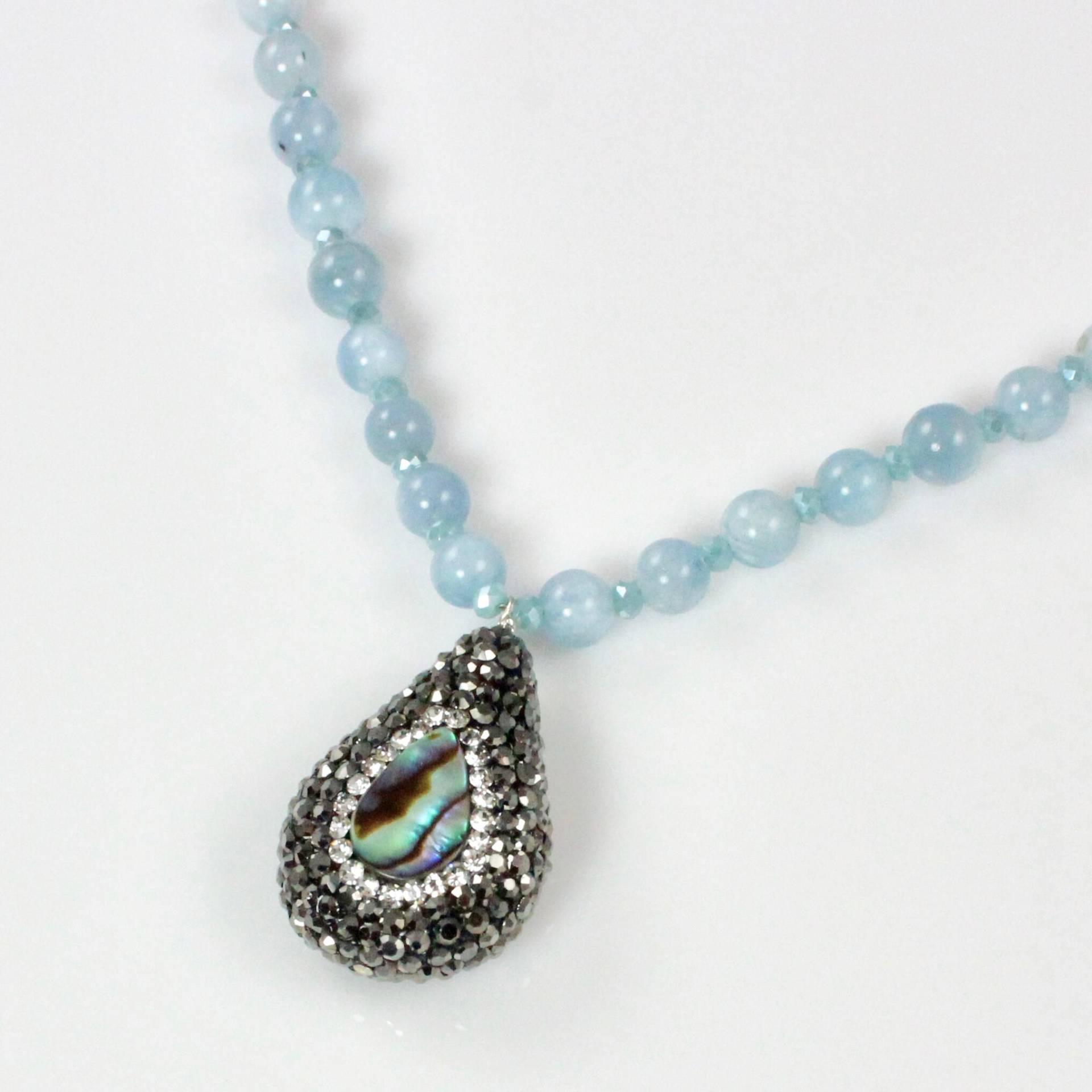 Aquamarin Perlen Halskette Mit Kristall Und Abalone Anhänger Aquamarin Perlen Halskette Mit Kristall Und Abalone Anhänger von ChrissyChapinJewelry