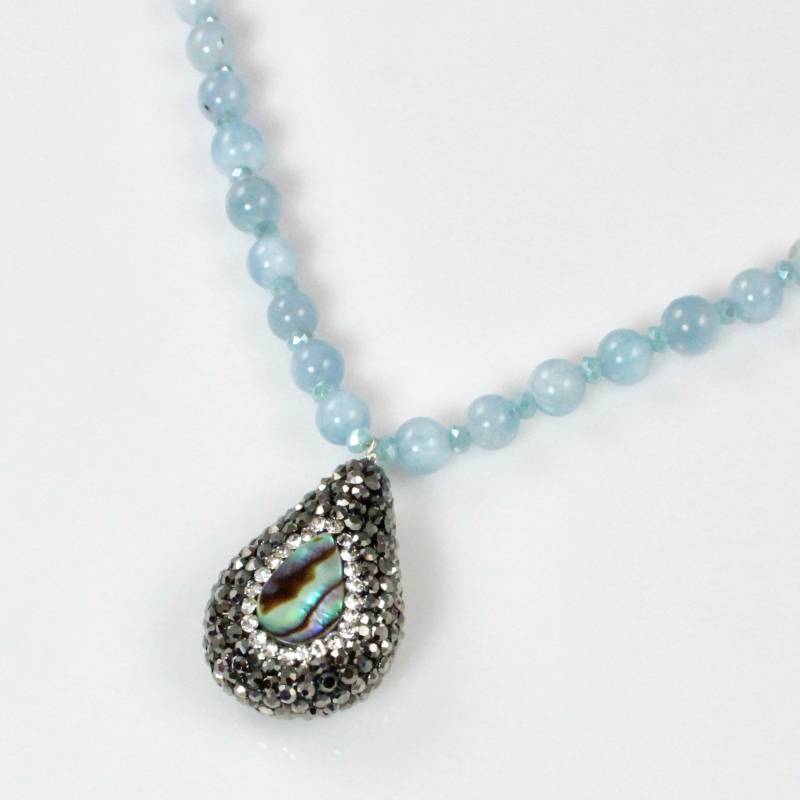 Aquamarin Perlen Halskette Mit Kristall Und Abalone Anhänger Aquamarin Perlen Halskette Mit Kristall Und Abalone Anhänger von ChrissyChapinJewelry