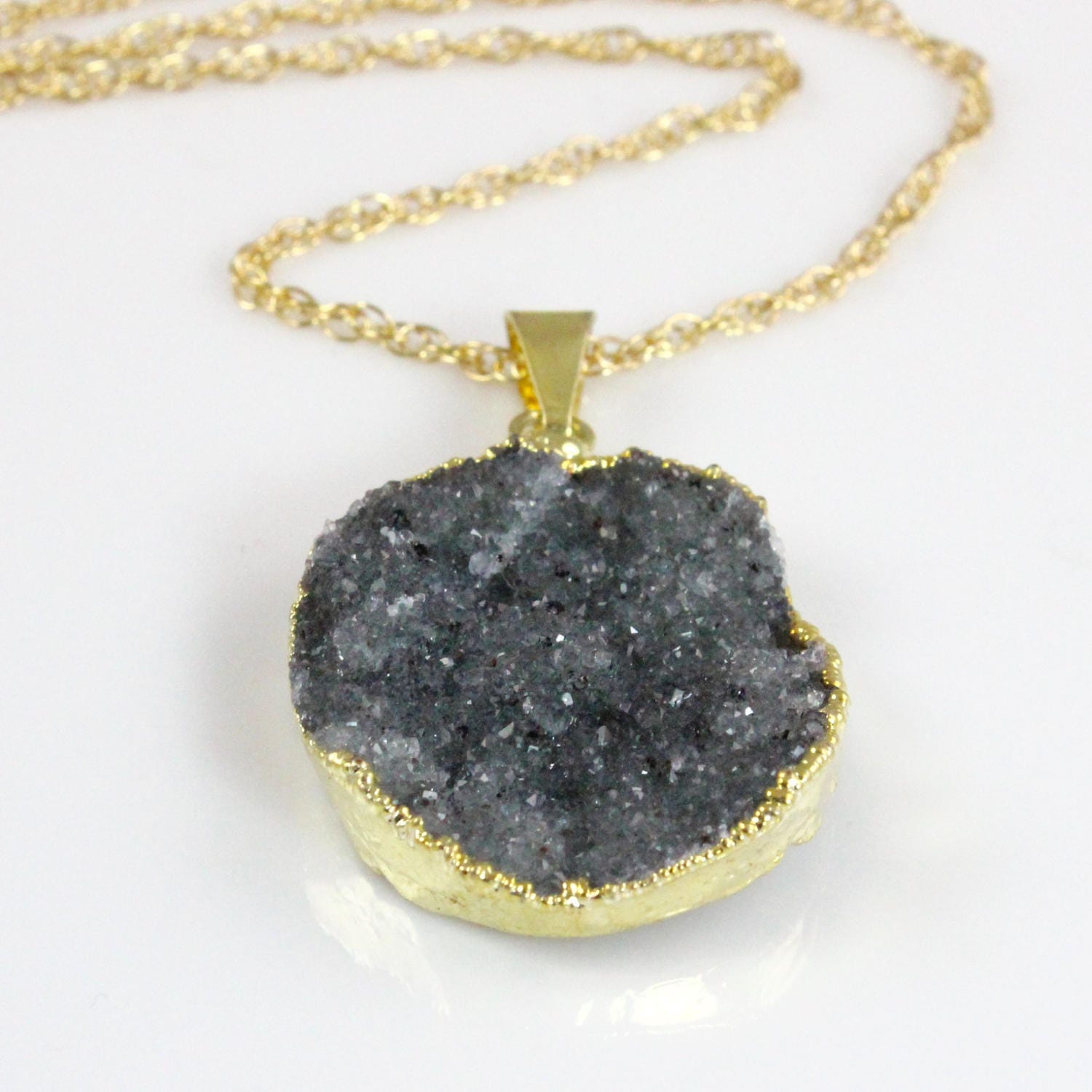 Grau Druzy Quarz Anhänger Halskette Auf Einem 14 Karat Gold Gefüllt Kette von ChrissyChapinJewelry