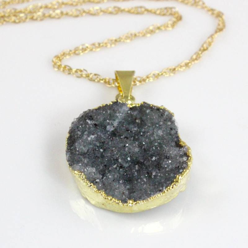 Grau Druzy Quarz Anhänger Halskette Auf Einem 14 Karat Gold Gefüllt Kette Grau Druzy Quarz Anhänger Halskette Auf Einem 14 Karat Gold Gefüllt Kette von ChrissyChapinJewelry