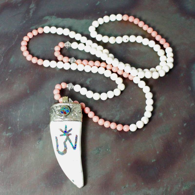 Lange Boho Perlen Halskette Mit Weißen Howlite Und Koralle Detaillierte Horn Anhänger Lange Boho Perlen Halskette Mit Weißen Howlite Und Koralle Detaillierte Horn Anhänger von ChrissyChapinJewelry