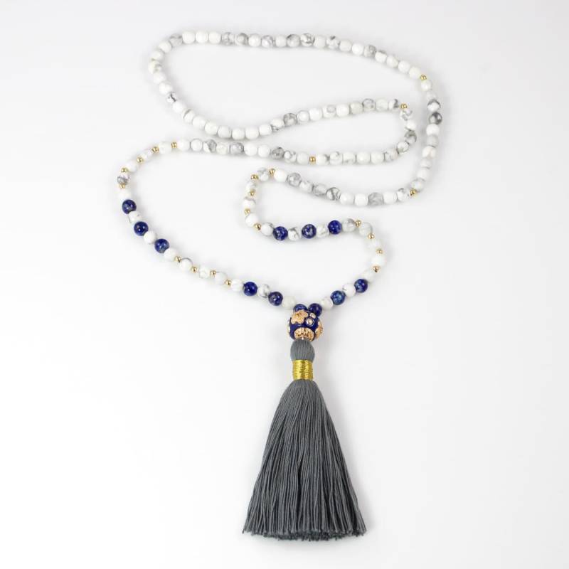 Lange Quaste Perlen Halskette Mit Weißen Howlite Und Lapis Lazuli von ChrissyChapinJewelry