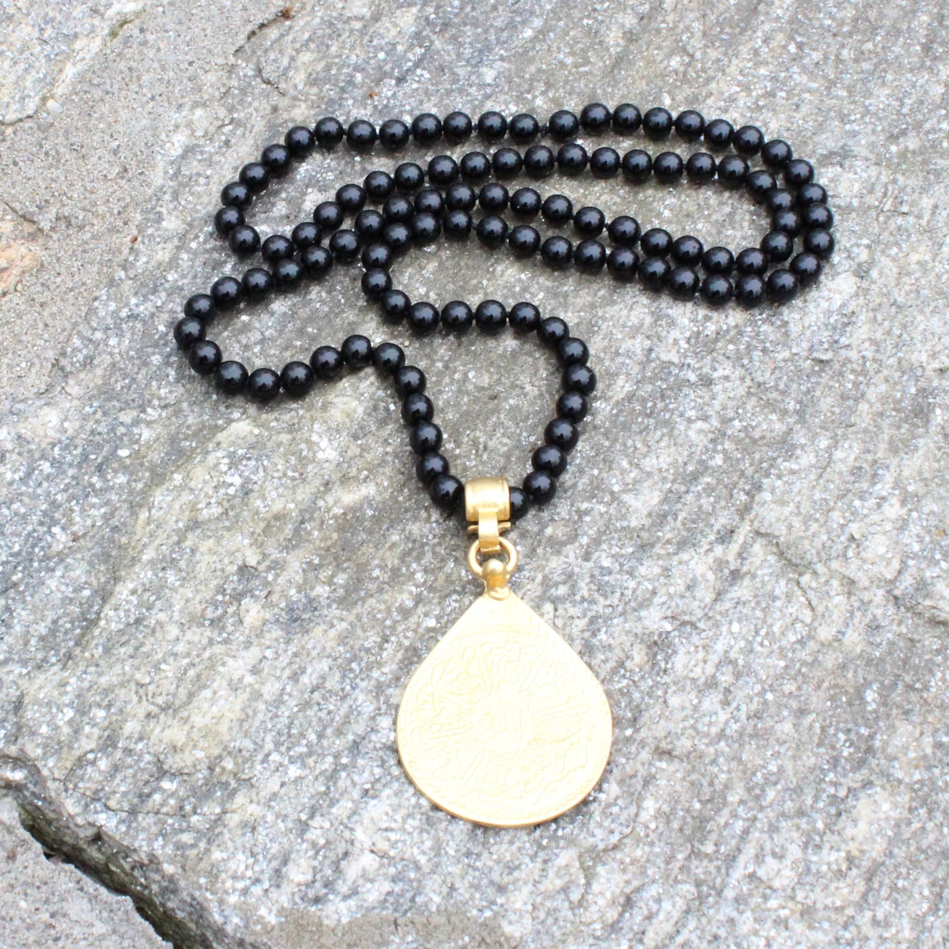Schwarze Onyx Perlen Halskette Mit Großen Gold-Anhänger von ChrissyChapinJewelry