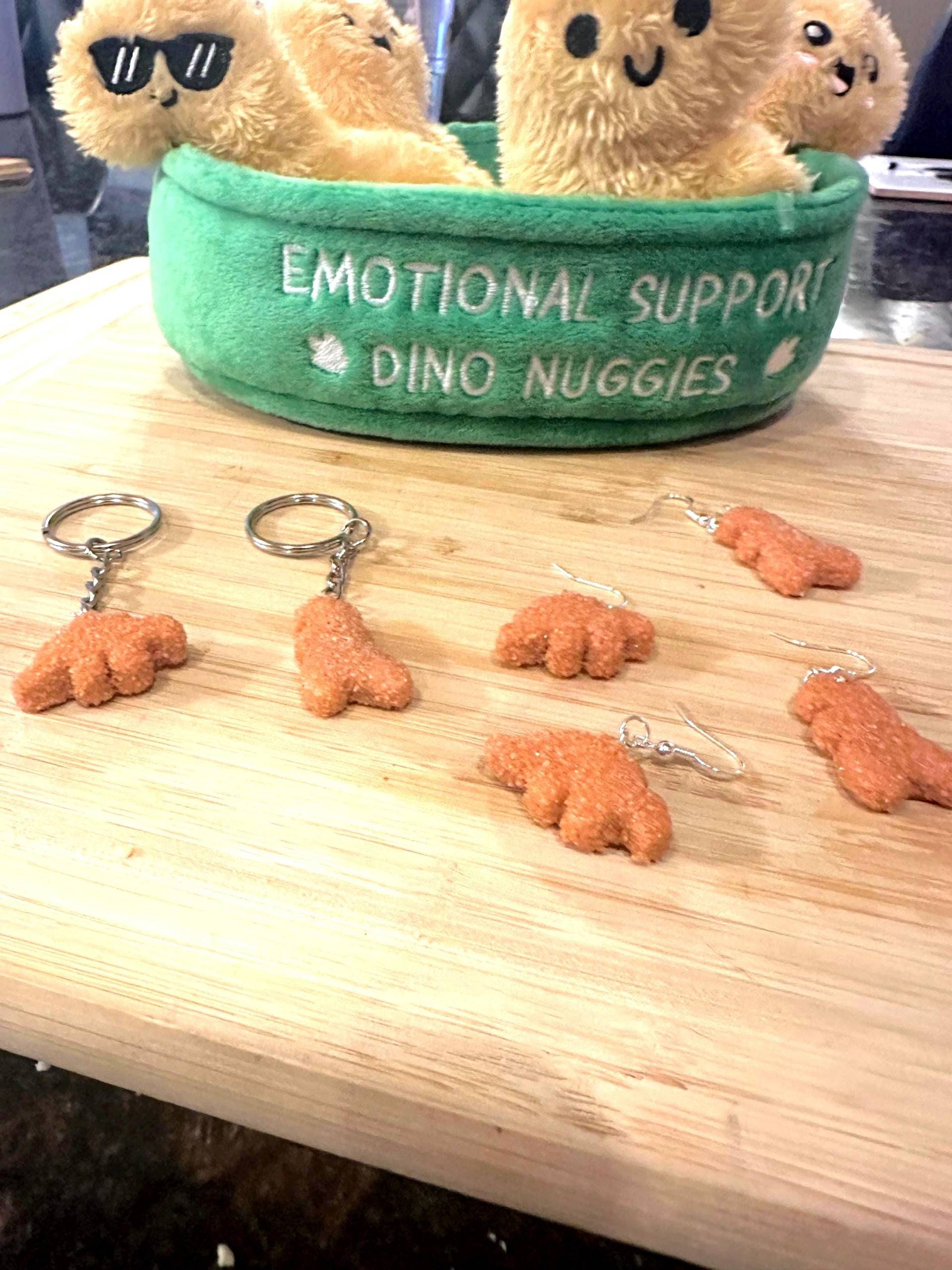 Dino Nugget Schlüsselanhänger Handgemachter Schmuck Aus Polymer Clay Dino Nugget Schlüsselanhänger Handgemachter Schmuck Aus Polymer Clay von ChrissysEarringsPlus