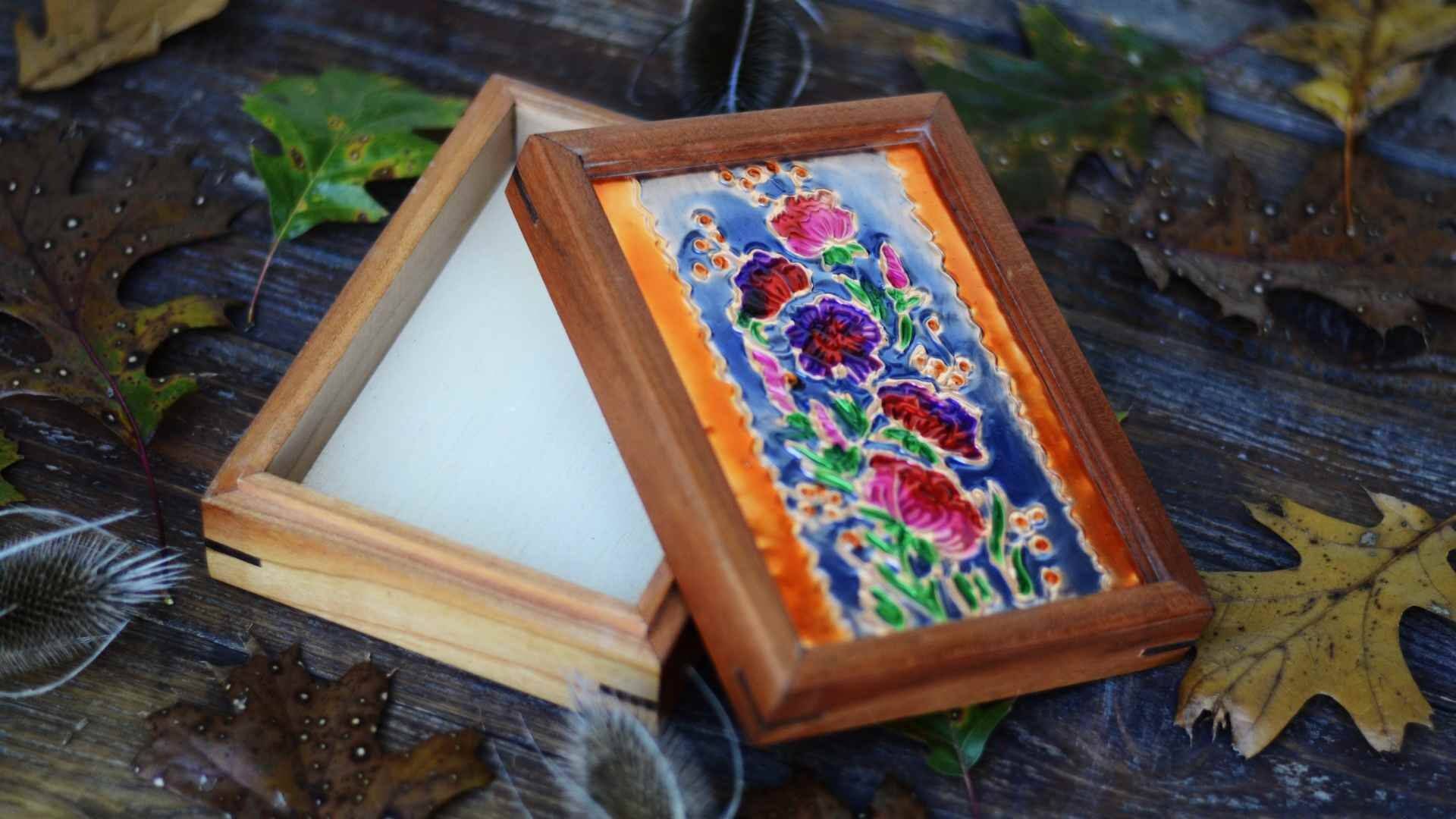 Kirsch Schmuckschatulle Holzkiste Erinnerungsbox Handgeprägtes Blumenmuster Ahornholz Box Kirsch Schmuckschatulle Holzkiste Erinnerungsbox Handgeprägtes Blumenmuster Ahornholz Box von ChristCenteredForge