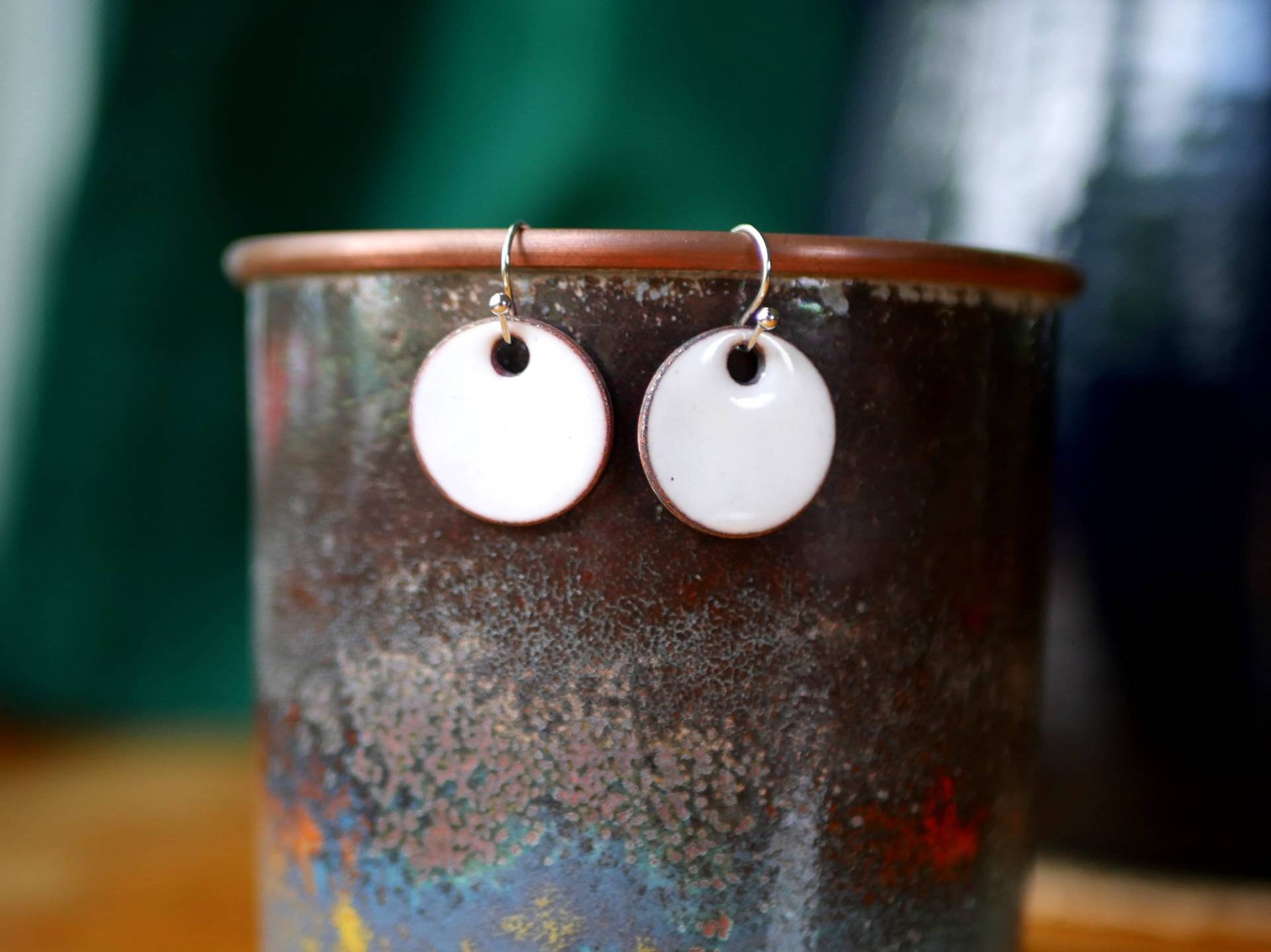 Weiße Kurze Ohrringe Frauen Kupfer Emaille Schmuck Handgemachte Runde Kreis Emaillierte von ChristCenteredForge