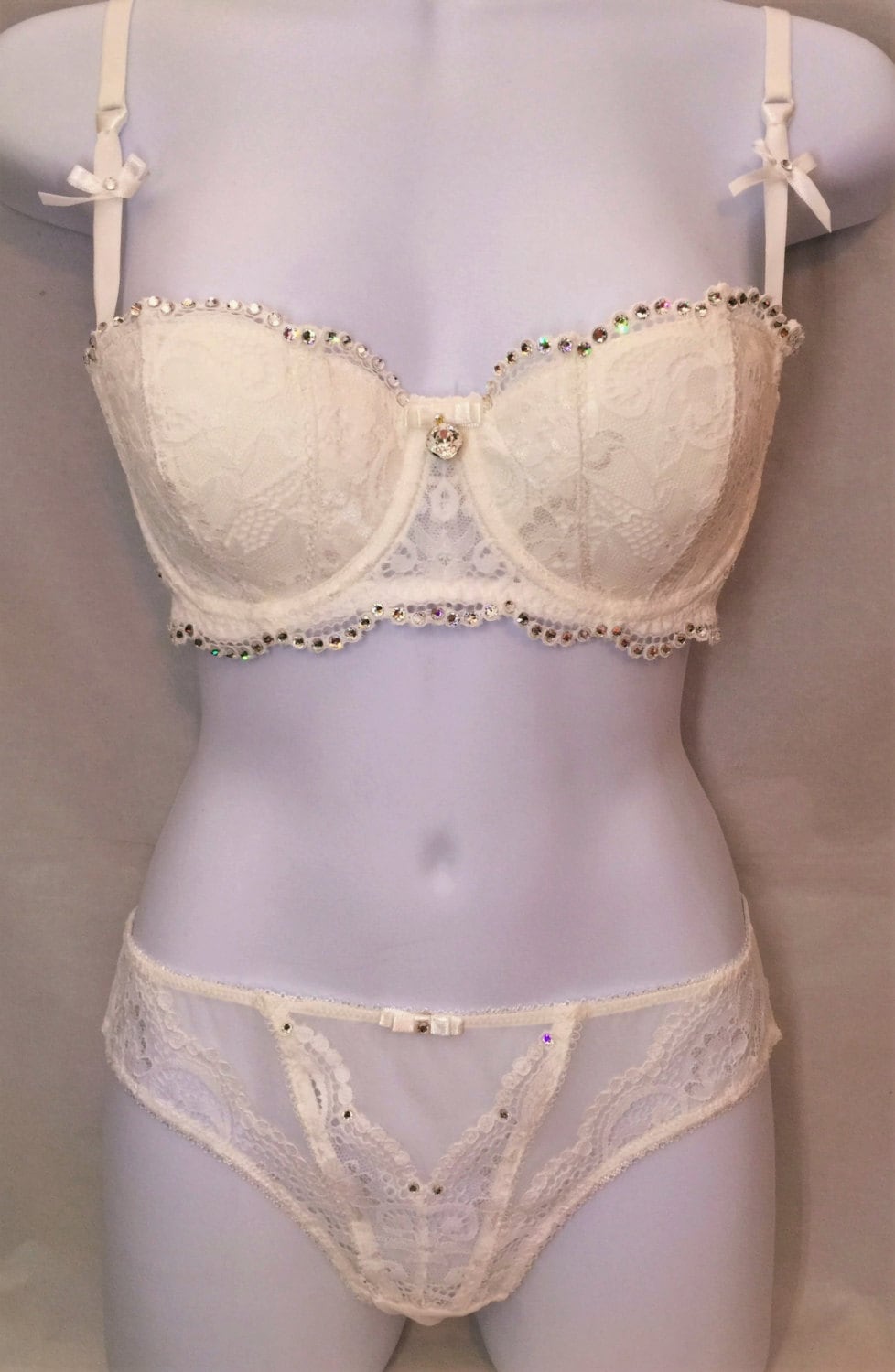 Atemberaubenden Weißen Spitzen-Swarovski-Kristall Verkrustete Bh Und Panty Set 36D Atemberaubenden Weißen Spitzen-Swarovski-Kristall Verkrustete Bh Und Panty Set 36D von ChristalSweets