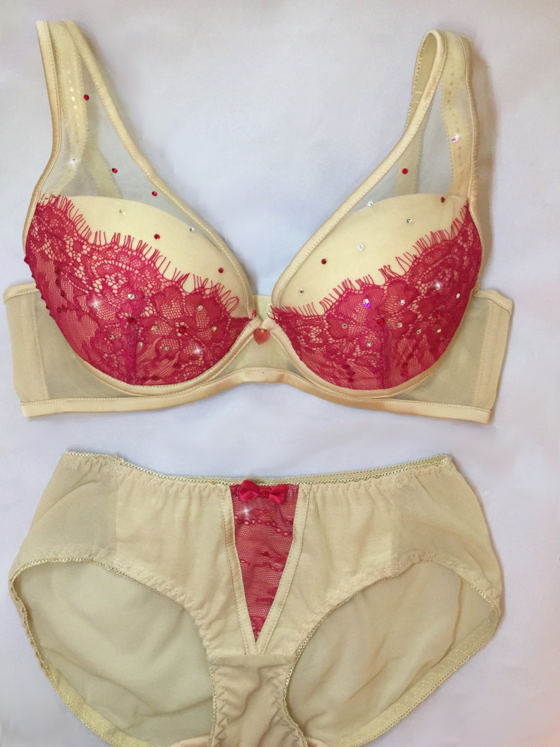 Beige Mit Roten Wimpern Lace-Swarovski Kristall-Bh Und Slip Set 34 B Beige Mit Roten Wimpern Lace-Swarovski Kristall-Bh Und Slip Set 34 B von ChristalSweets