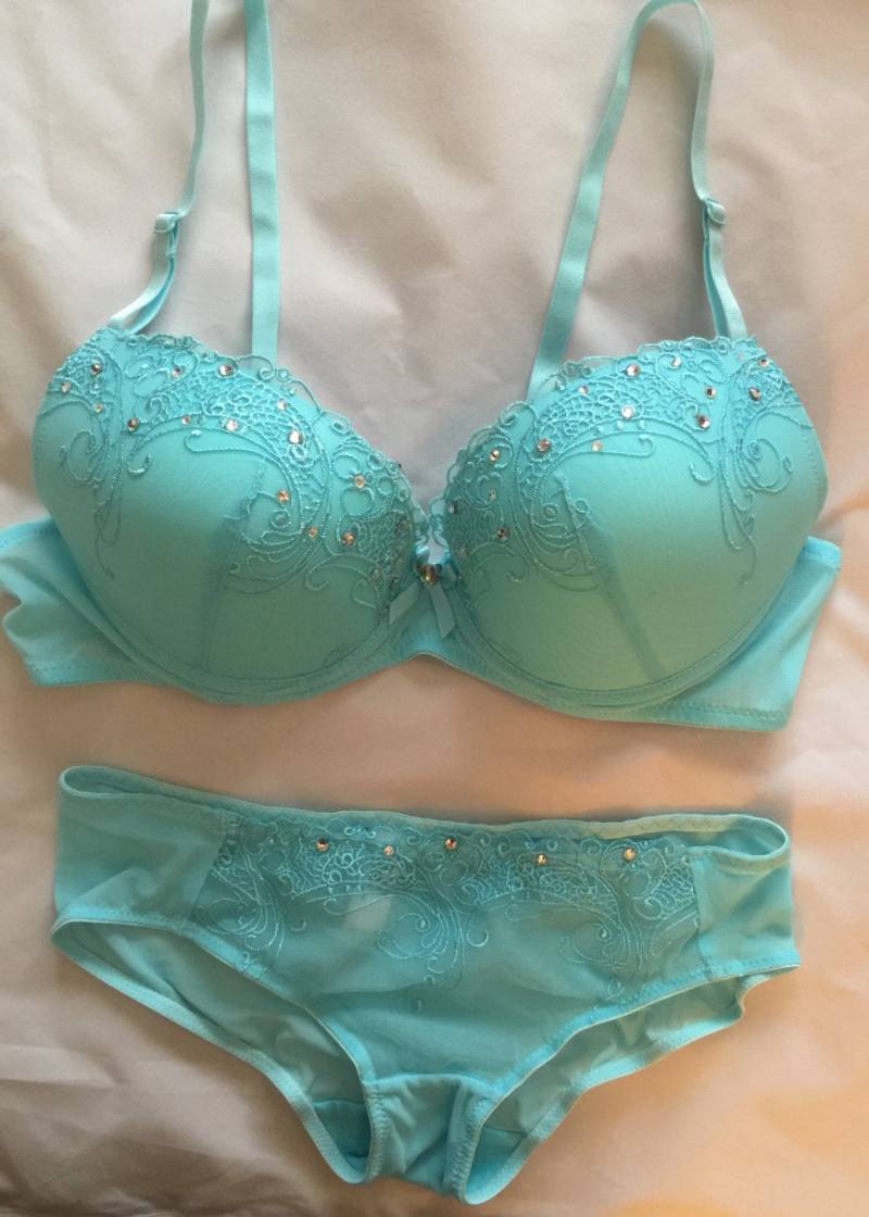 Licht Blau Aqua Swarovski Crystal Bh Und Slip Set 36C Licht Blau Aqua Swarovski Crystal Bh Und Slip Set 36C von ChristalSweets