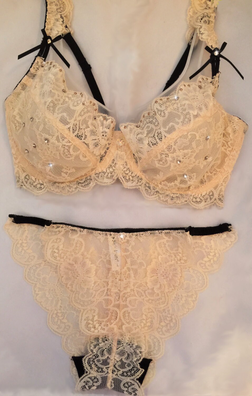 Schöne Elfenbein Creme Mit Schwarzen Akzenten Swarovski Crystal Lace Bh Und Höschen Legen 36D Schöne Elfenbein Creme Mit Schwarzen Akzenten Swarovski Crystal Lace Bh Und Höschen Legen 36D von ChristalSweets