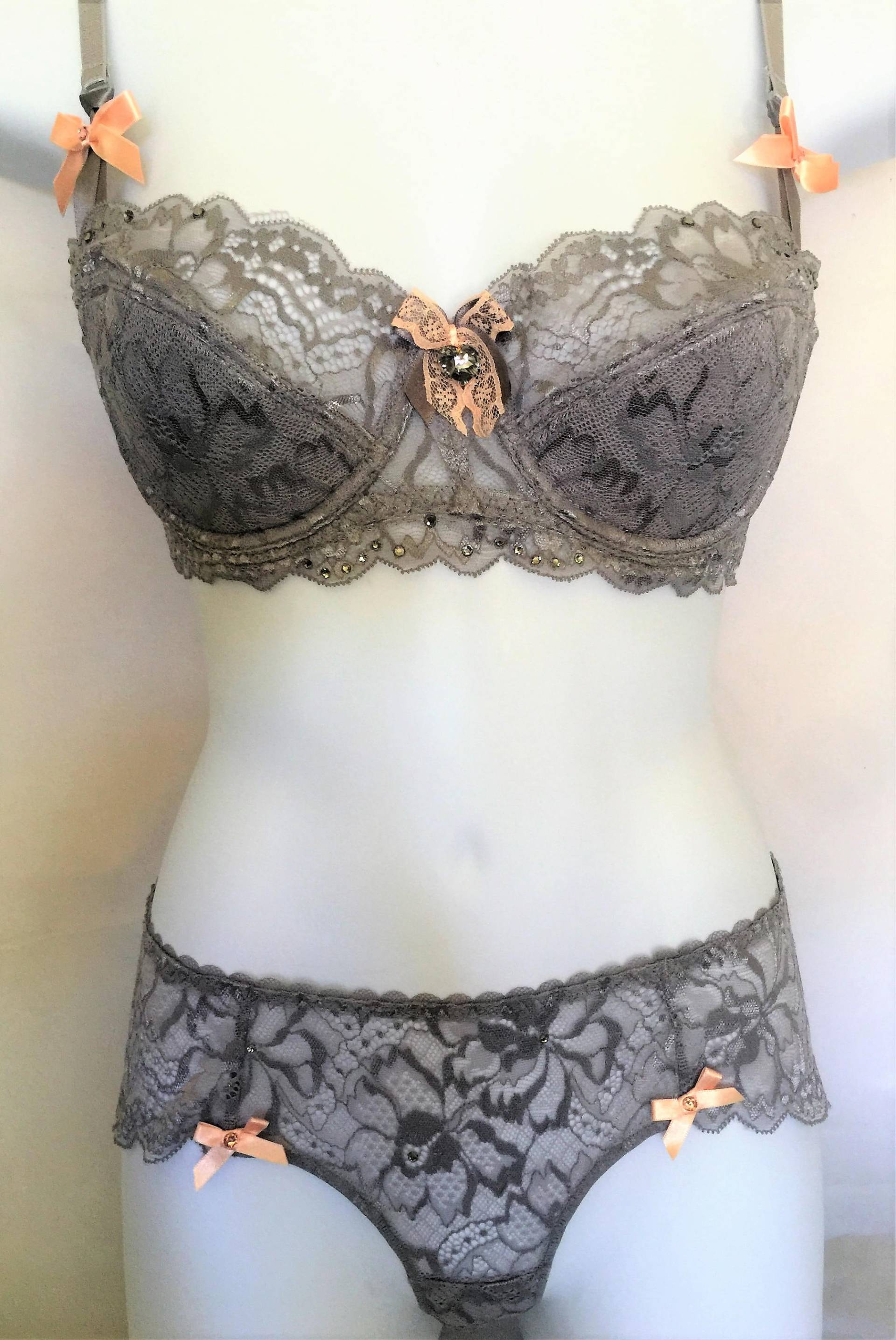 Silber Grau Swarovski-Kristall-Spitzen-Bh Und Slip Set 34C Silber Grau Swarovski-Kristall-Spitzen-Bh Und Slip Set 34C von ChristalSweets