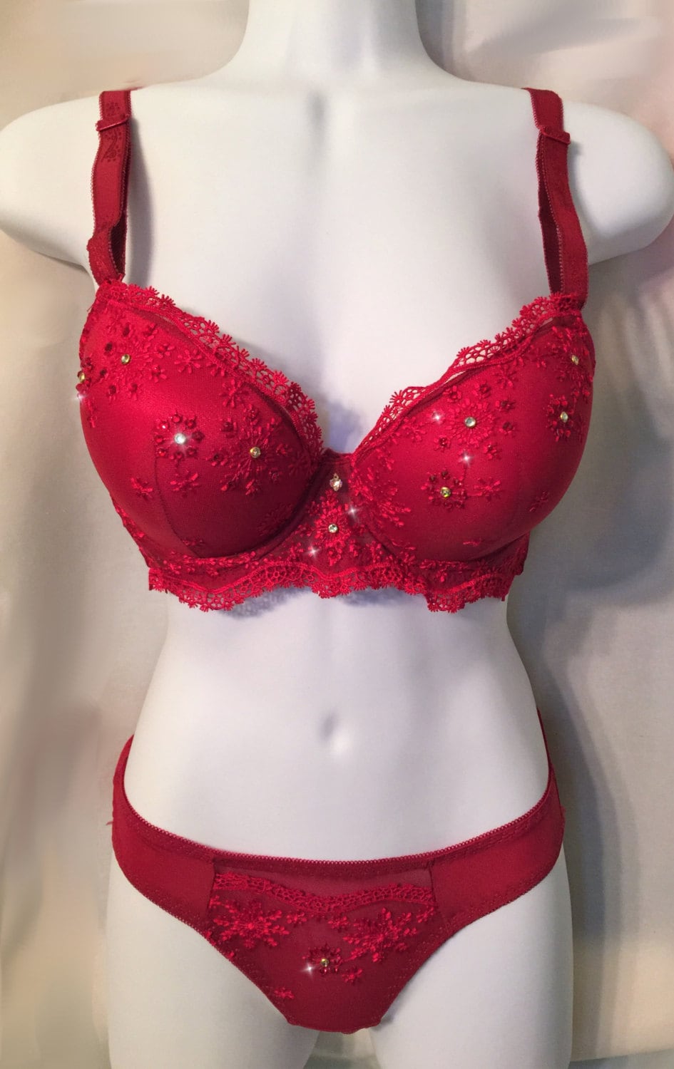 W Rot Gepolsterten Bh Bestickt Detail-Swarovski Kristall-Bh Und Panty Set 36C W Rot Gepolsterten Bh Bestickt Detail-Swarovski Kristall-Bh Und Panty Set 36C von ChristalSweets
