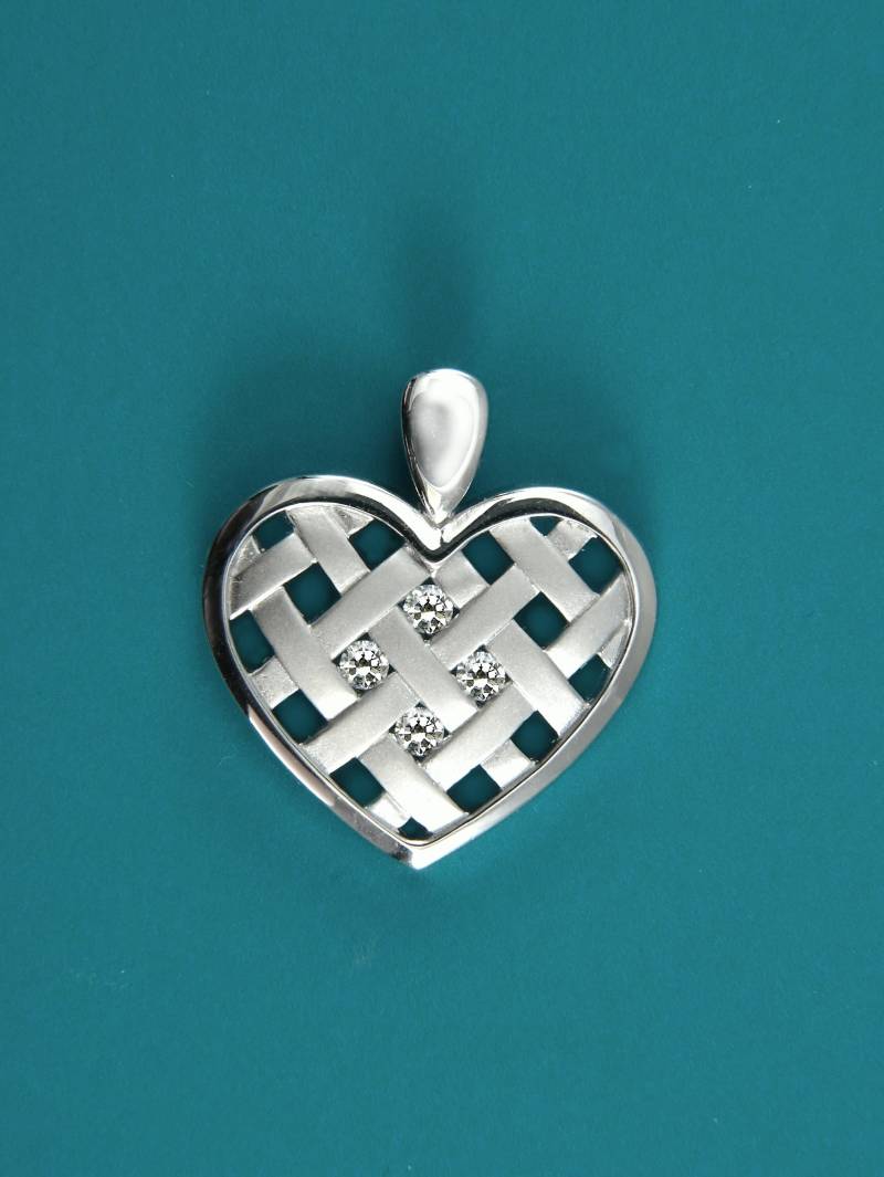 Eleganter Herz-Anhänger Mit Geflecht Und Zirkonia in Silber 925 von ChristallaDesign