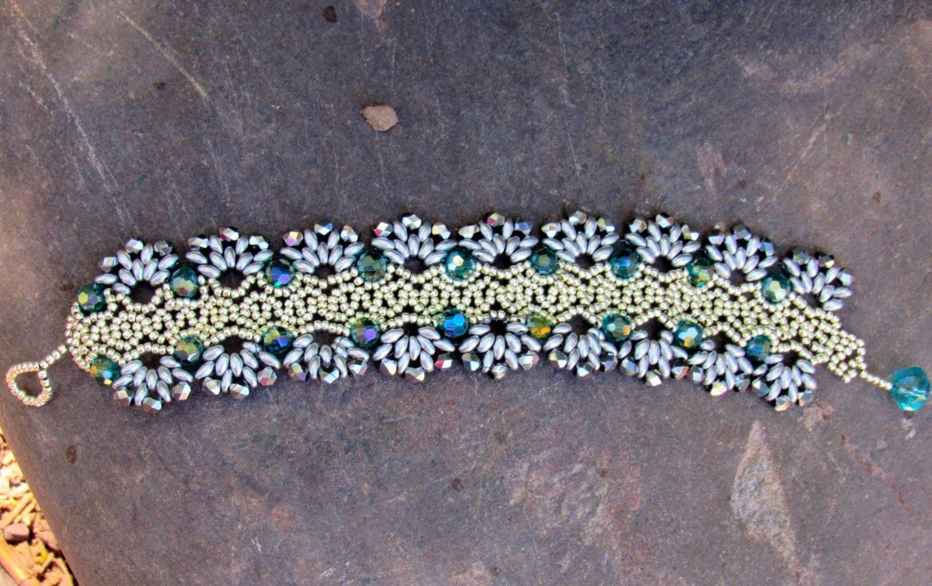 Wunderschönes Perlenarmband Mit Superduos Und Kristallen von ChristelsArt