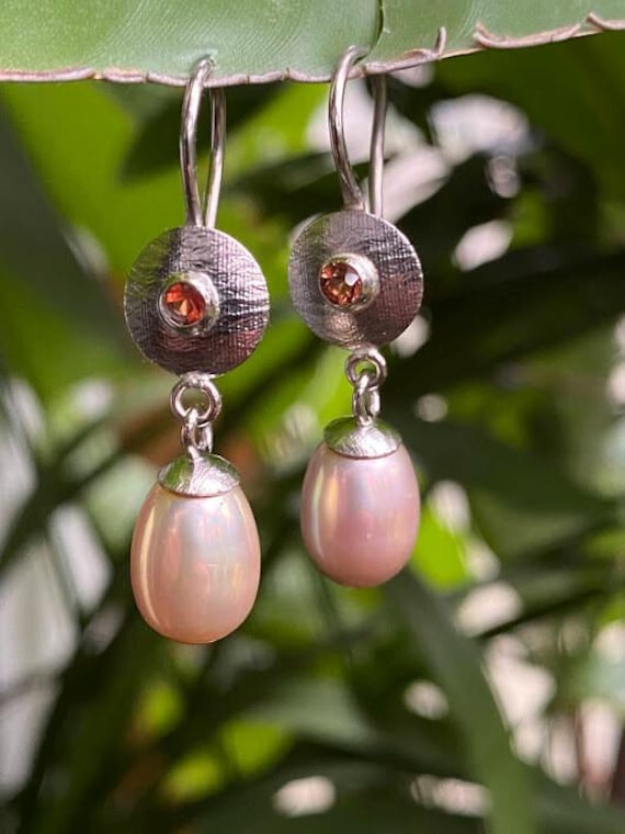 Ohrhänger in Weißgold Mit Orangefarbenen Saphiren Sowie Naturfarbene Süßwasserperlen von ChristhoSchmuck