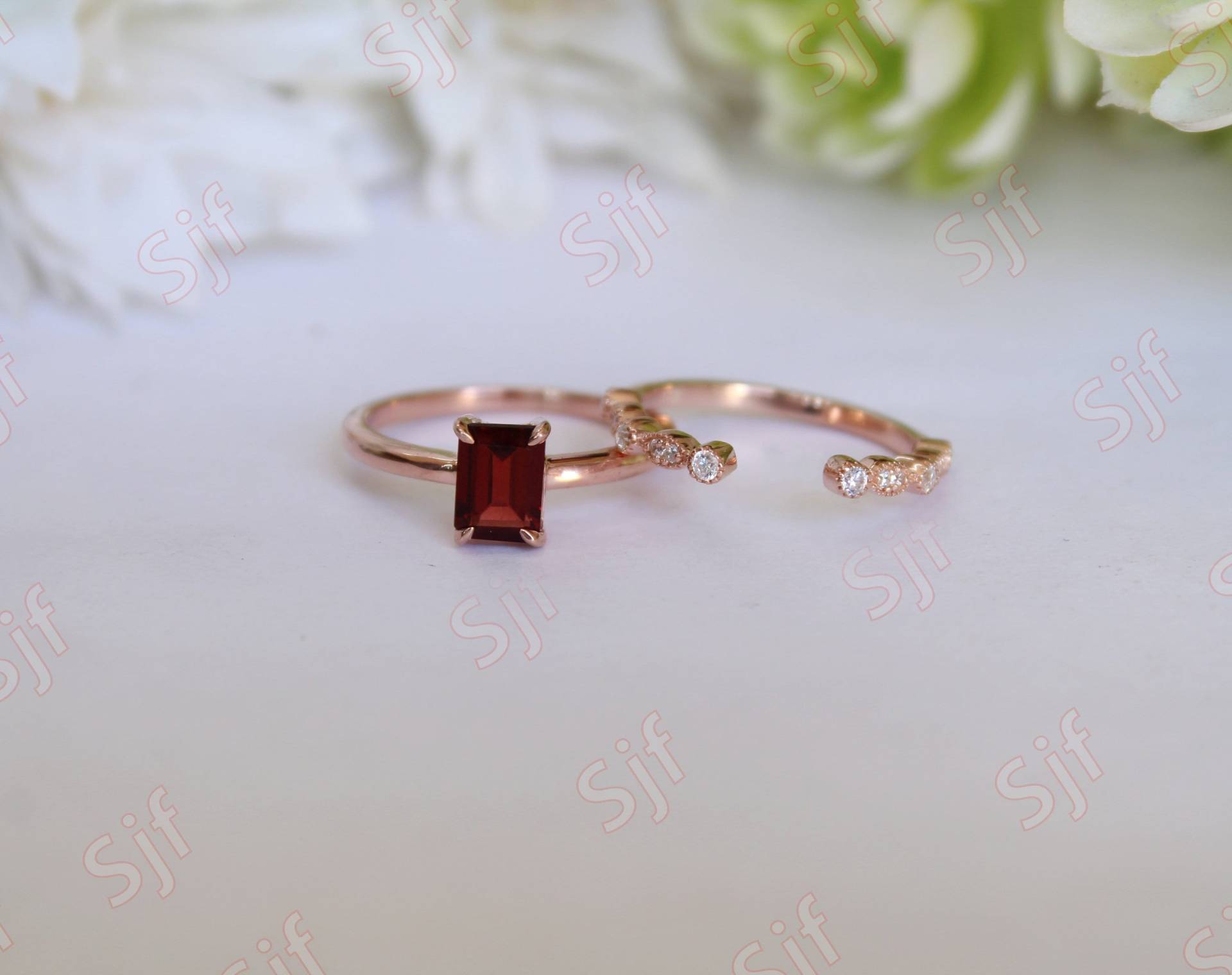 2 Stück Ehering Set, Aaa Natürlicher Roter Granat Verlobungsring Set Für Sie, Antiker Smaragd Schliff Stein Ring, Januar Birthstone, Geschenk von ChristianMint