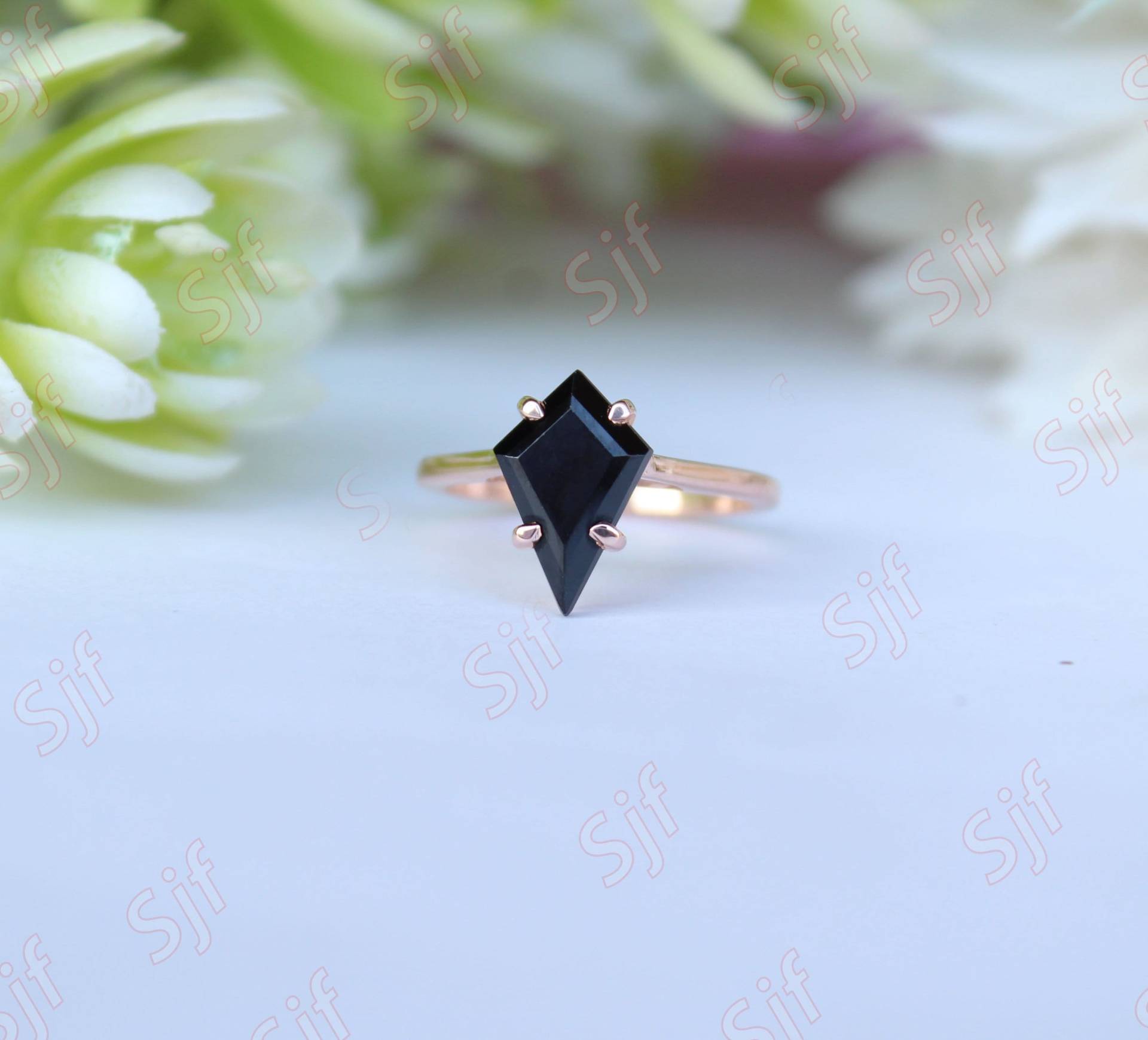 3.10Cts, Aaa Natürlicher Schwarzer Onyx Edelstein-Verlobungsring, Vintage Art-Deco-Moissanite-Ring, Steinring Für Schwarzen Liebhaber-Kite-Formring von ChristianMint