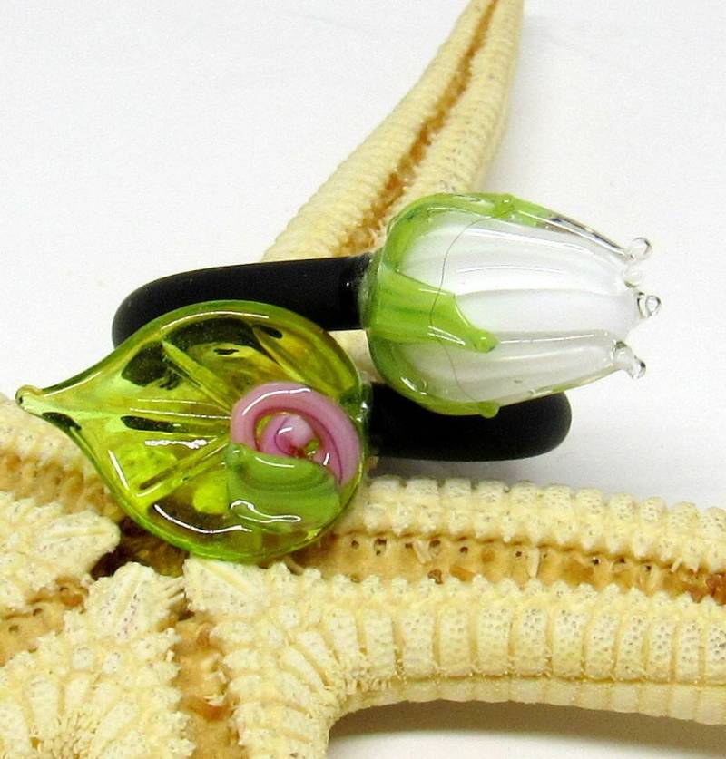 Flexibler Kautschukring, Glasperlen, Rosenknospe + Blatt, Größe Verstellbar, Mto, | Ring-0013 von ChristianeImkamp