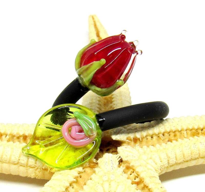 Flexibler Kautschukring, Glasperlen, Rosenknospe + Blatt, Größe Verstellbar, Mto, | Ring-0016 von ChristianeImkamp