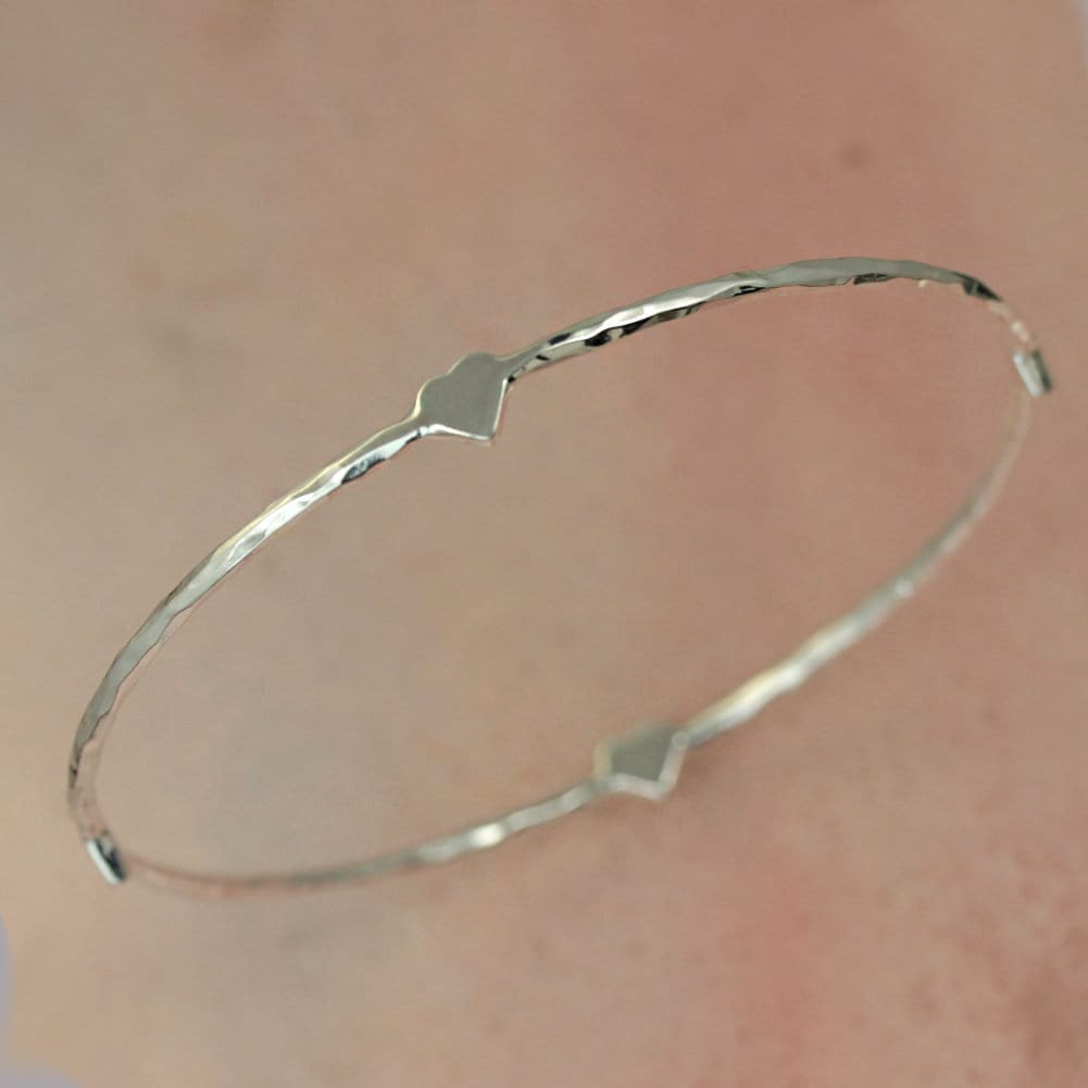Gehämmerter Sterling Silber Armreif Herz Design Stacking Armband von ChristinRanger