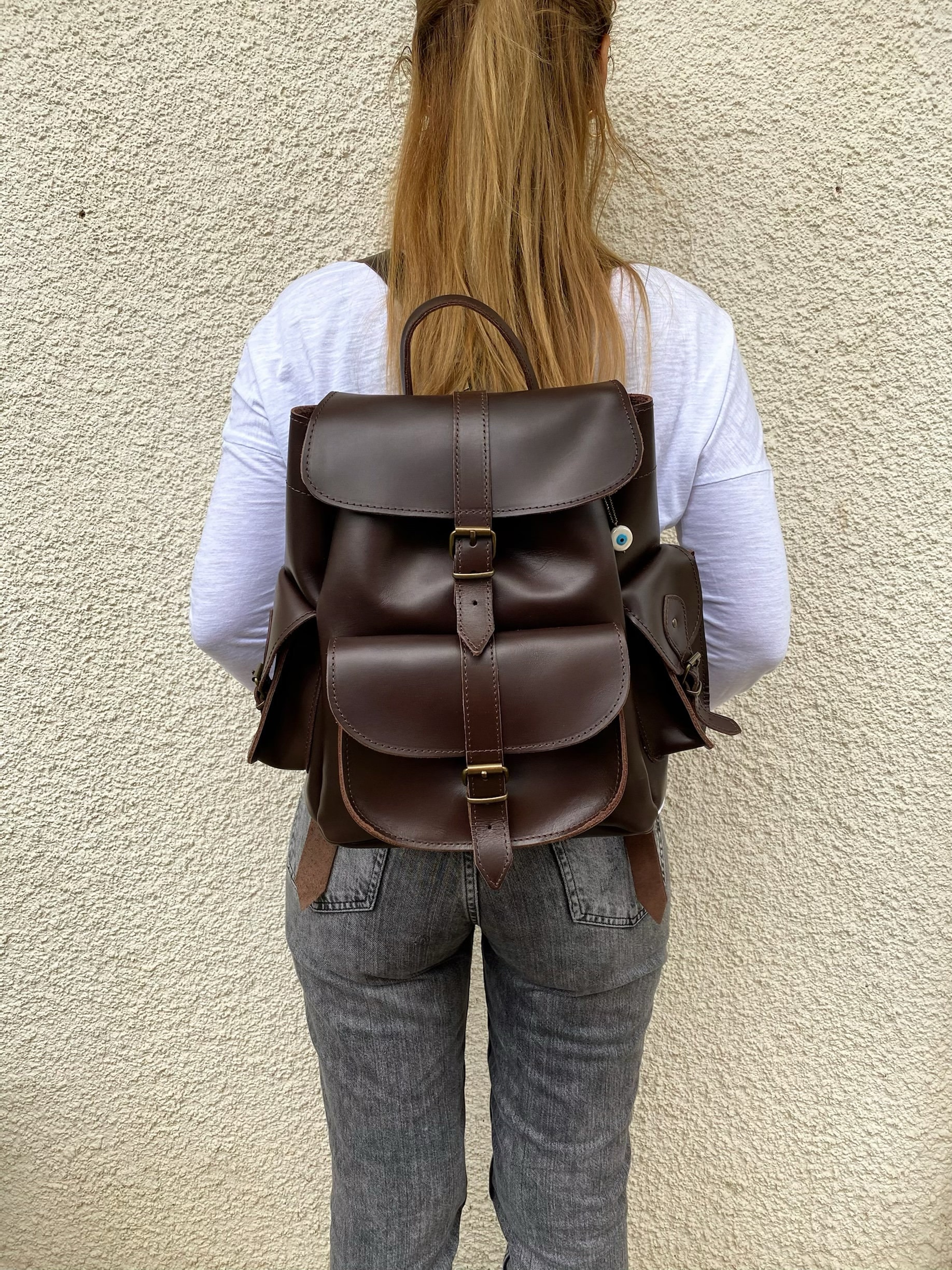 Brauner Rucksack, Großer Frauen Rucksack Geldbörse, Vollnarbenleder von ChristinaChristiJls