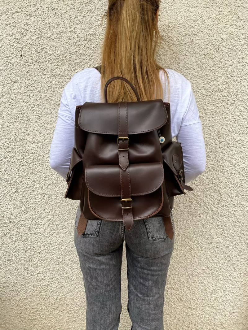Brauner Rucksack, Großer Frauen Rucksack Geldbörse, Vollnarbenleder von ChristinaChristiJls