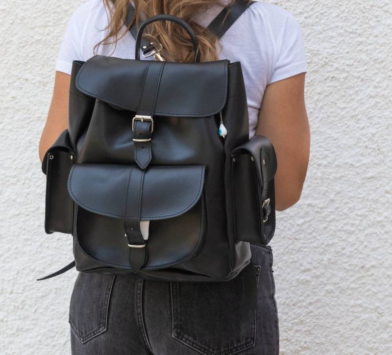 Schwarz Leder Rucksack Damen, Frauen Rucksack, Reisetasche Mit Taschen von ChristinaChristiJls