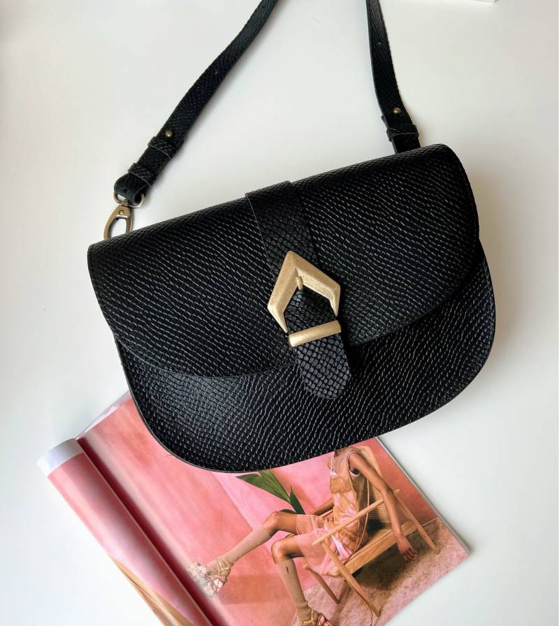 Schwarze Leder Crossbody Tasche, Frauen Handtasche, Vollnarbenleder Geldbörse Mit Goldener Pfeil Schnalle von ChristinaChristiJls