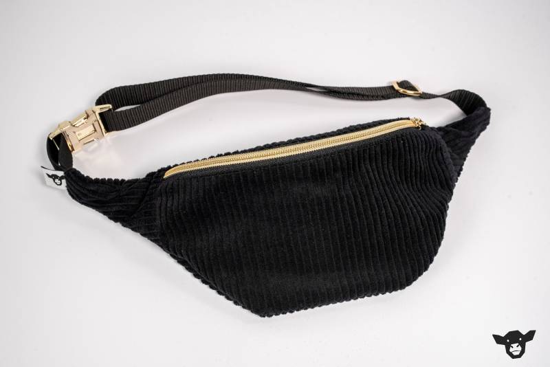 Bauchtasche Hipbag Gürteltasche Aus Breitcord Schwarz Mit Zwei Reißverschlussfächern Und Verstellbarem Gurtband Steckschnalle Metall Gold von ChristinaKalb