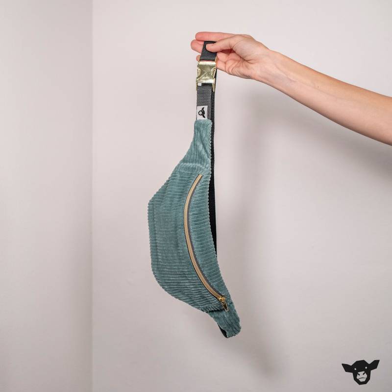 Bauchtasche Hipbag Gürteltasche Breitcord Meergrün Türkis Zwei Reißverschlussfächer Verstellbares Gurtband Steckschnalle Metall Gold von ChristinaKalb