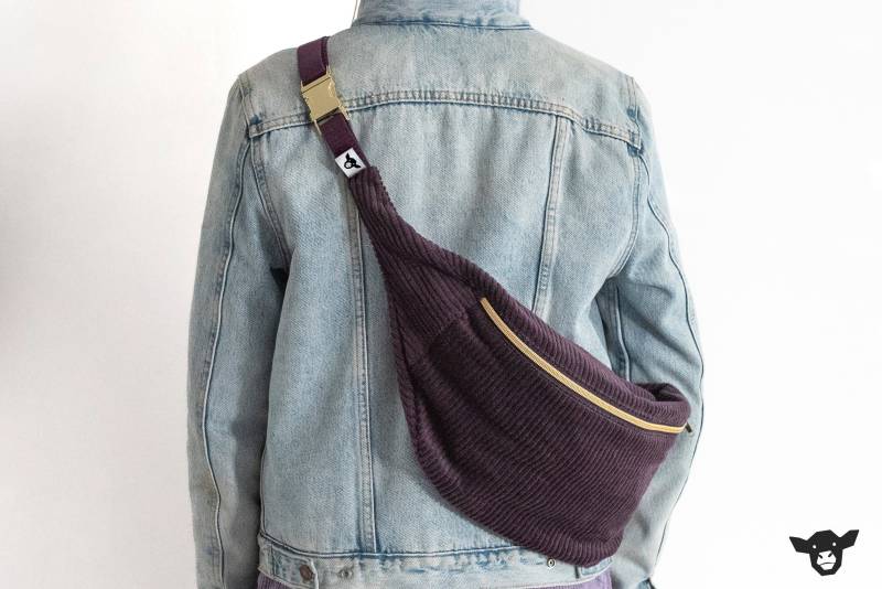Extra Große Bauchtasche 2.0 Aubergine Lila Cord Baumwolle Drei Reißverschlussfächer Karabiner Verstellbares Gurtband Mit Metallschnalle Gold von ChristinaKalb