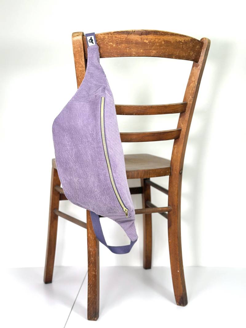 Extra Große Bauchtasche 2.0 Flieder Lilac Lila Cord Baumwolle Drei Reißverschlussfächer Karabiner Verstellbares Gurtband Metallschnalle Gold von ChristinaKalb