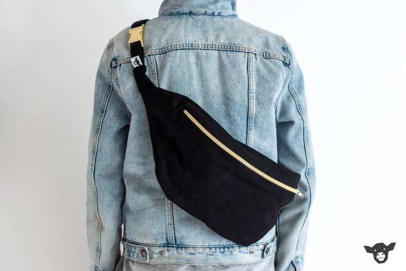 Extra Große Bauchtasche Schwarz Canvas Baumwolle Drei Reißverschlussfächer Innentasche Karabiner Verstellbares Gurtband Metallschnalle Gold von ChristinaKalb