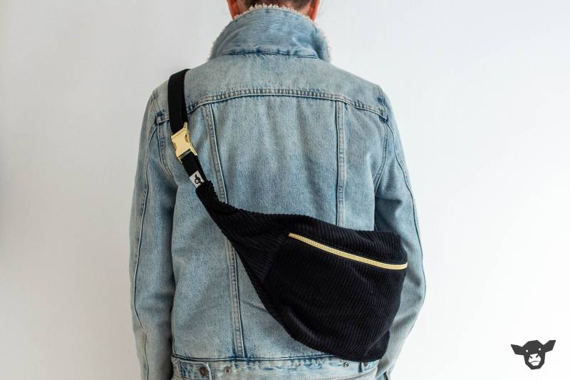 Große Bauchtasche 2.0 Schwarz Aus Cord Baumwolle Mit Drei Reißverschlussfächern Und Karabiner Verstellbarer Gurtband Metallschnalle Gold von ChristinaKalb