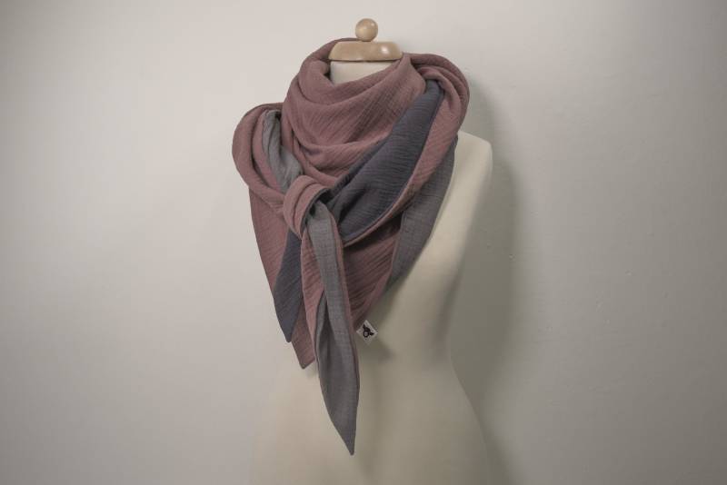 Großes Tuch Halstuch Schal Stola Dreieckig Dreifarbig Colorblocking Dunkelgrau Grau Altmauve Baumwollmusselin Genäht in Deutschland Unisex von ChristinaKalb
