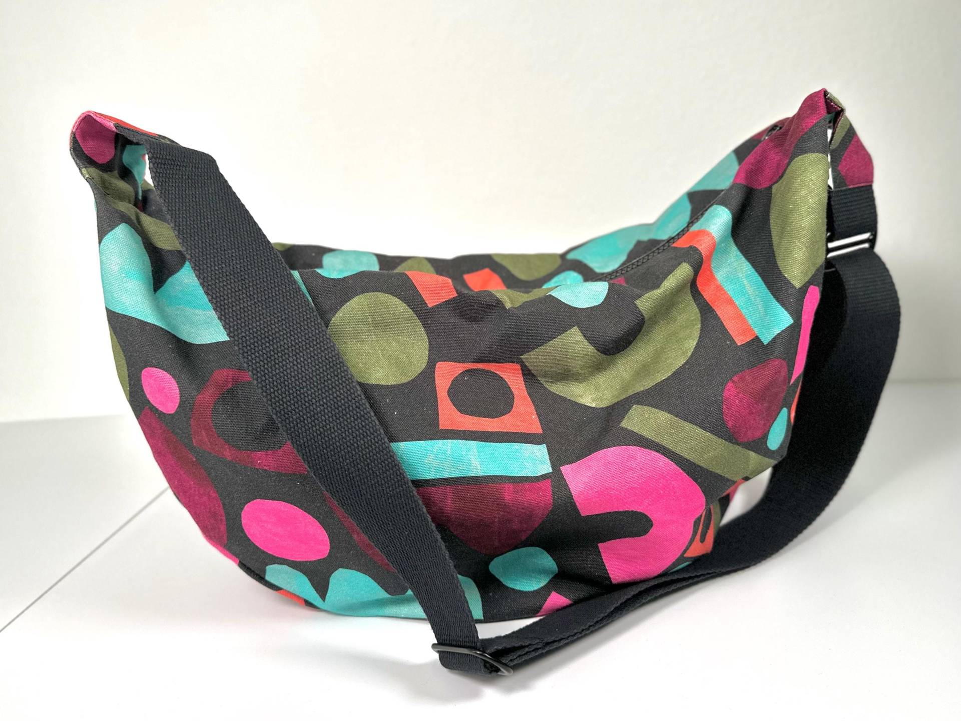 Halbmondtasche Gemustert Mit Boden - Gefüttert Und Geräumig Reißverschlussfach Steckfächer Innen Verstellbarer Robuster Tragegurt von ChristinaKalb