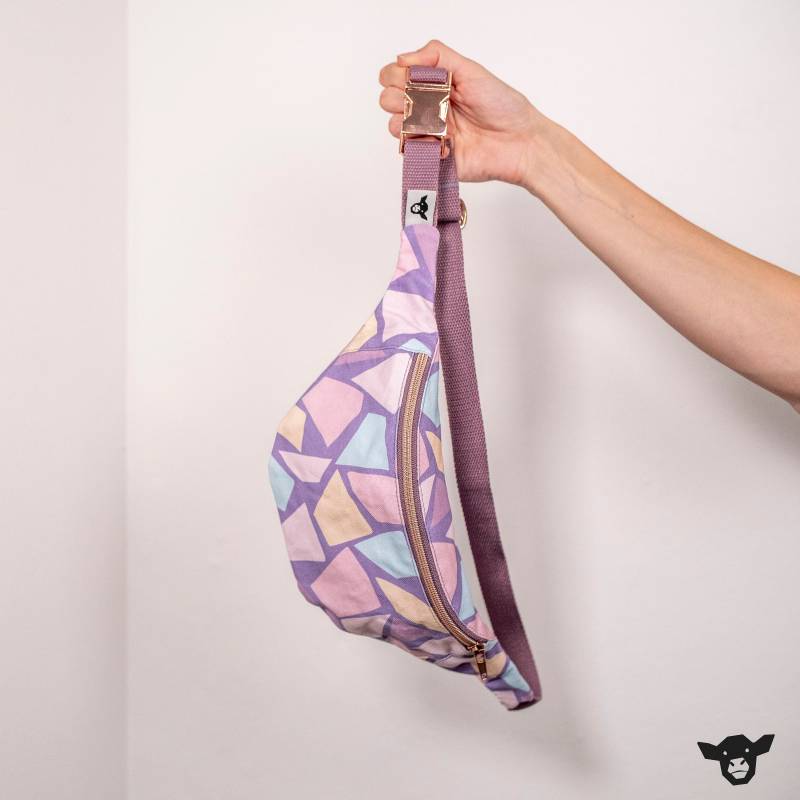 Hipbag Bauchtasche Aus Baumwollcanvas Mit Terrazzomuster Pastell Lila Zwei Reißverschlussfächer Verstellbares Gurtband Steckschnalle Metall von ChristinaKalb