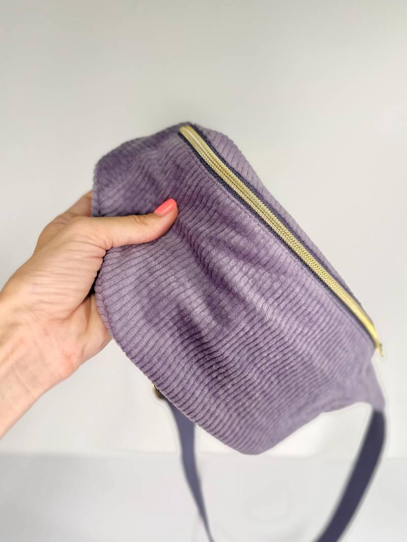 Hipbag Bauchtasche Gürteltasche Aus Breitcord Flieder Helllila Zwei Reißverschlussfächer Verstellbares Gurtband Steckschnalle Metall Gold von ChristinaKalb