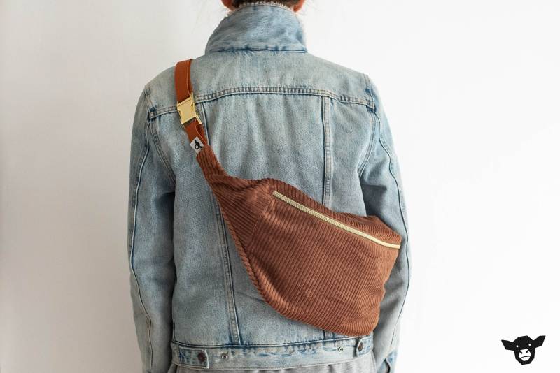 xl Hipbag 2.0 Aus Breitcord in Cognac Hellbraun Mit Großem Hauptfach Und Verstellbarem Gurtband Metallschnalle Gold Karabiner von ChristinaKalb