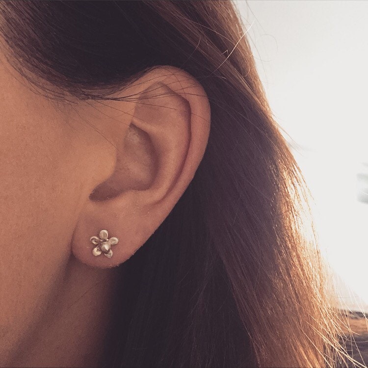 Blume Ohrringe Sterling Silber Ohrstecker Kleine Blütenblatt Zierliche Blumen Schmuck Floral Stud von ChristinaMadeIt