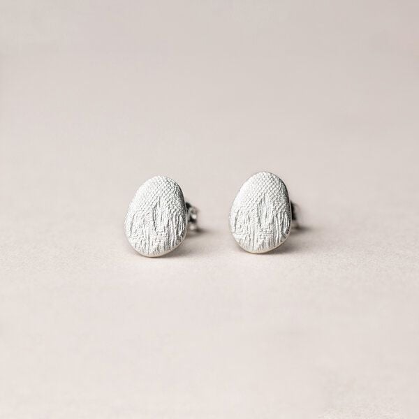 ChristinaPauls Slow jewellery Amia Ohrstecker, oval in Silber oder Schwarz von ChristinaPauls Slow jewellery