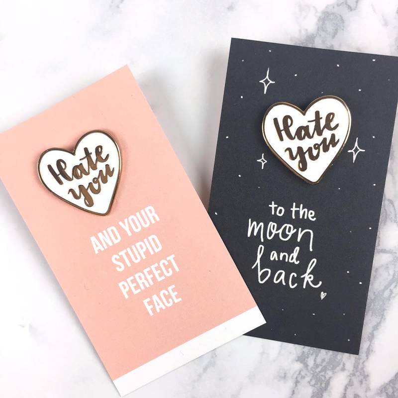 Hassen Sie | Rose Gold Kalligraphie Emaille Pin Anstecknadel Hassen Sie | Rose Gold Kalligraphie Emaille Pin Anstecknadel von ChristinaScamporrino