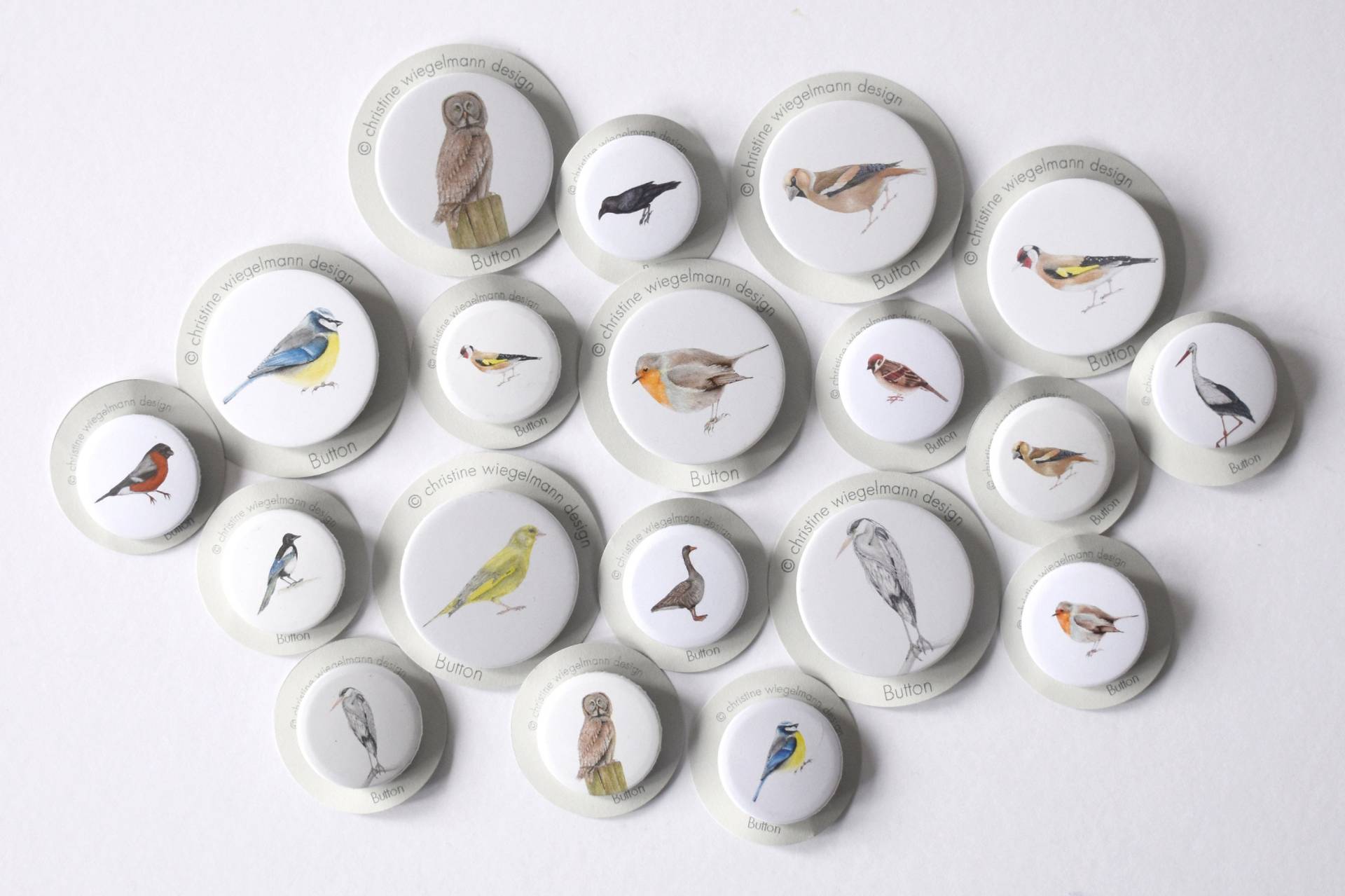 Button Mit Vogel, Gartenvögel Anstecknadel, Accessoires Rotkehlchen, Blaumeise, Grünfink, Broschen Singvögel Button Mit Vogel, Gartenvögel Anstecknadel, Accessoires Rotkehlchen, Blaumeise, Grünfink, Broschen Singvögel von ChristineWiegelmann
