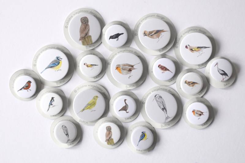 Button Mit Vogel, Gartenvögel Anstecknadel, Accessoires Rotkehlchen, Blaumeise, Grünfink, Broschen Singvögel Button Mit Vogel, Gartenvögel Anstecknadel, Accessoires Rotkehlchen, Blaumeise, Grünfink, Broschen Singvögel von ChristineWiegelmann