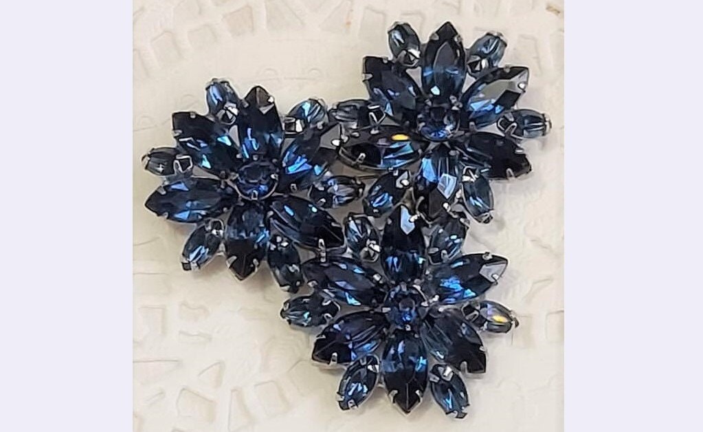 Vintage Brosche, Blaue Strass Saphir Blauer Pin, Blumen Cluster Statement Pin von ChristinesBoutique1
