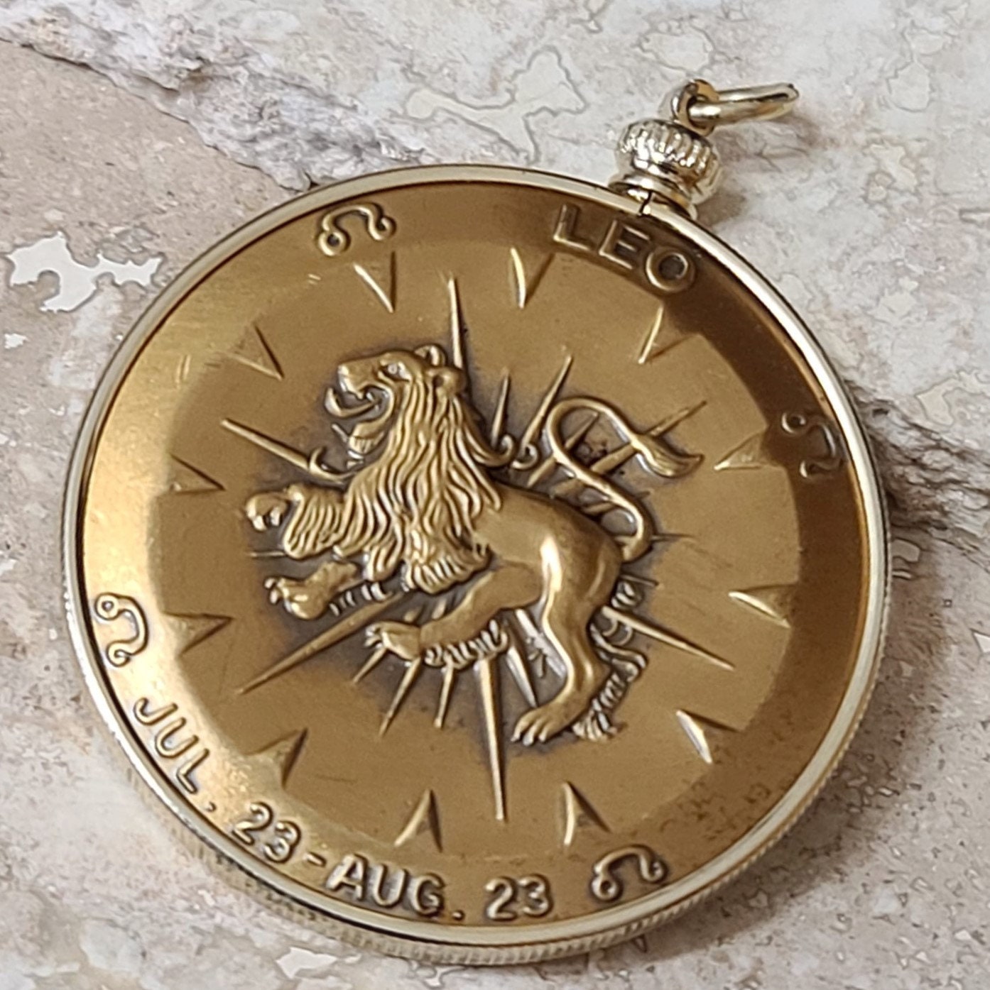 Vintage Messing Leo Horoskop Und Sonnenuhr Anhänger Für Eine Halskette Nur, Schweres Stück von ChristinesBoutique1