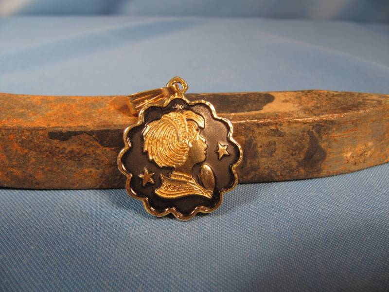 Kind Mit Praying Hands-Anhänger, Gold Ton Und Black Enamel Wie Runde 1950Er Jahre Anhänger Des Kindes Händen, 1950 Beten Kind Mit Praying Hands-Anhänger, Gold Ton Und Black Enamel Wie Runde 1950Er Jahre Anhänger Des Kindes Händen, 1950 Beten von ChristophCreations