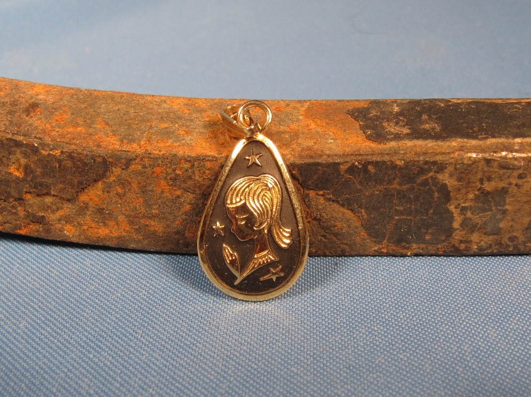 Kind Mit Praying Hands-Anhänger, Gold Ton Und Black Enamel Wie Teardrop 1950Er Jahre Anhänger Des Kindes Händen, Beten Kind Mit Praying Hands-Anhänger, Gold Ton Und Black Enamel Wie Teardrop 1950Er Jahre Anhänger Des Kindes Händen, Beten von ChristophCreations