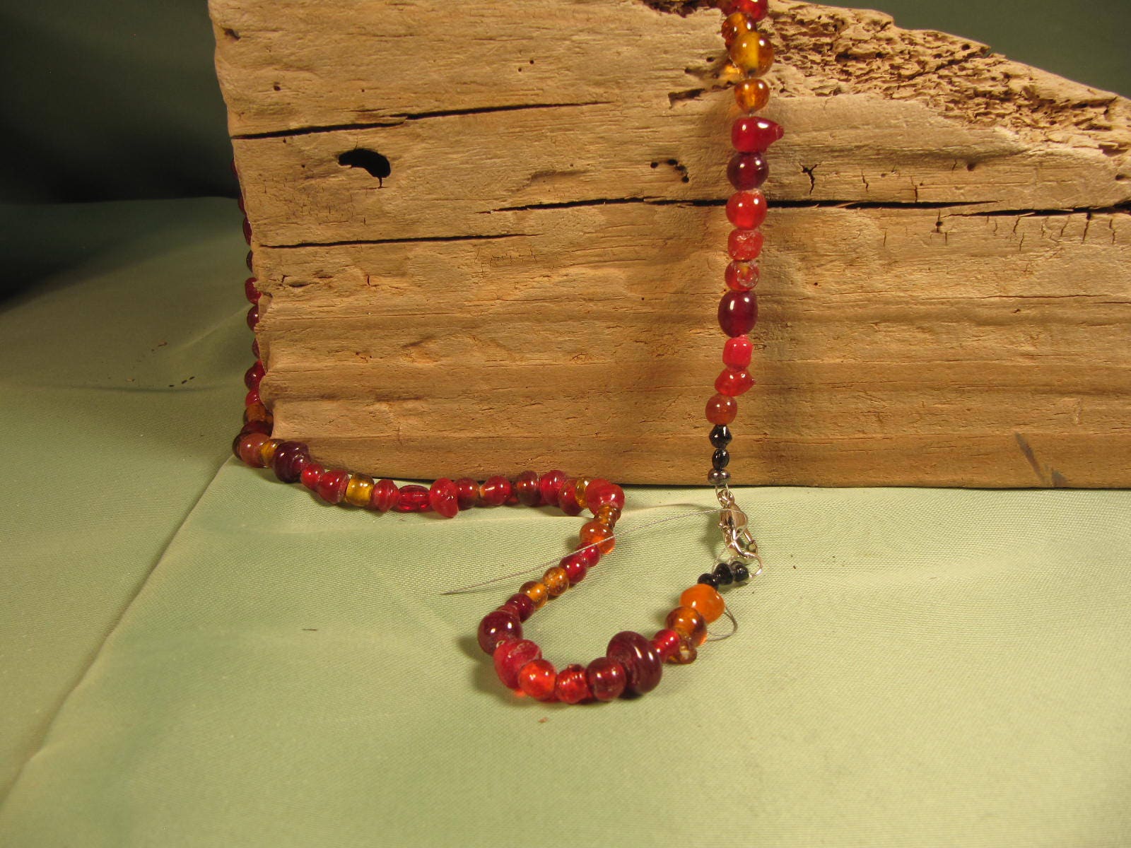 Liebe-Perlen Aus Glas, Zufällige Förmige Perlen Glas Halskette, Hippie-stil, Ein Von Einer Art Unisex, Amber Farbigen Glasperlen Liebe-Perlen Aus Glas, Zufällige Förmige Perlen Glas Halskette, Hippie-stil, Ein Von Einer Art Unisex, Amber Farbigen Glasperlen von ChristophCreations